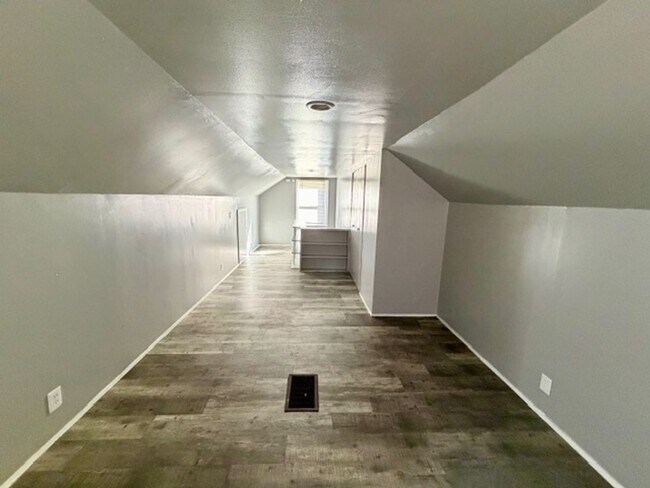 Building Photo - 3 Bedroom one and a half bath Rent Ready s...