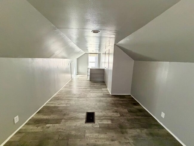 Building Photo - 3 Bedroom one and a half bath Rent Ready section 8 Welcome