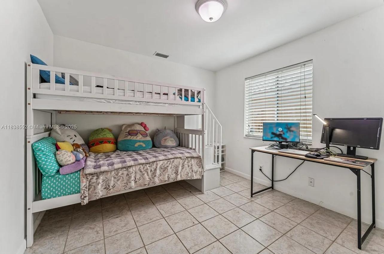 Building Photo - 1368 Presidio Dr