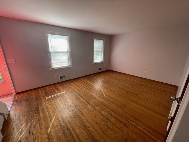 Building Photo - 214 E Spruce St