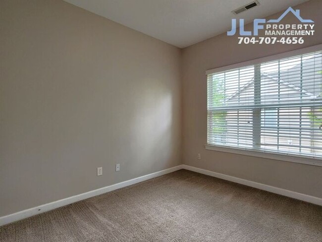 Building Photo - Beautiful 2 Story Condo in the Ballantyne Area of Charlotte!