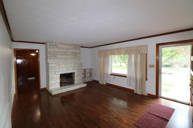 Building Photo - 204 Weil Ln