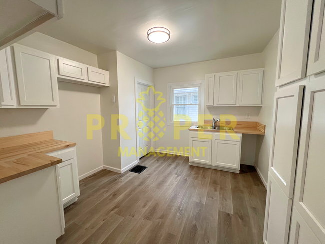 Building Photo - 3 bedrooms 2 bathrooms house for rent