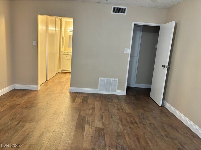 Building Photo - 750 S Royal Crest Cir