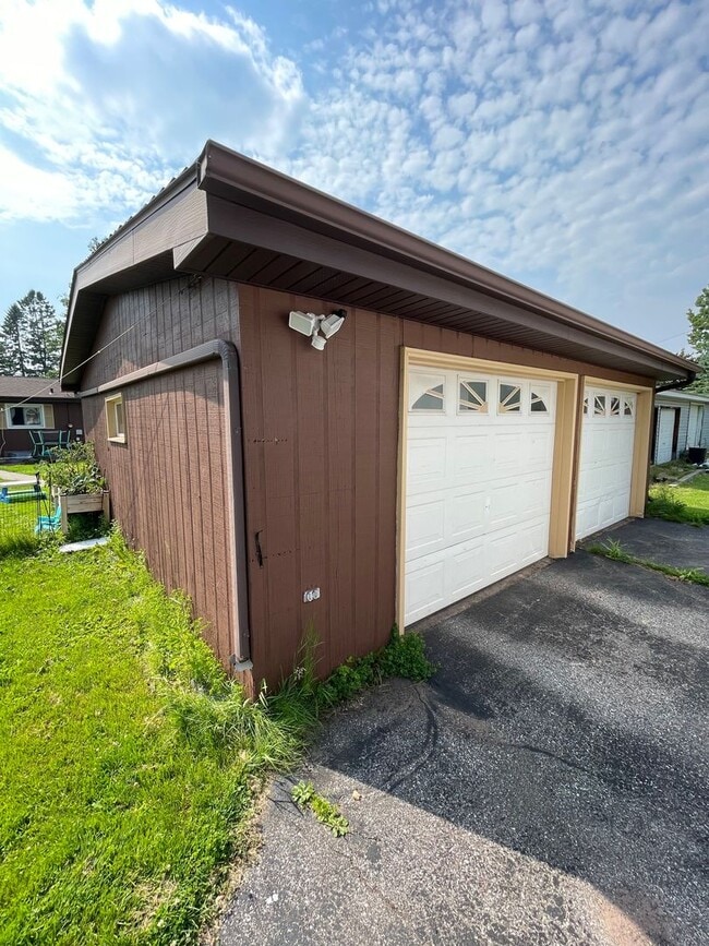 Building Photo - AVAILABLE AUGUST 15th! - 3 bed 2 bath home!
