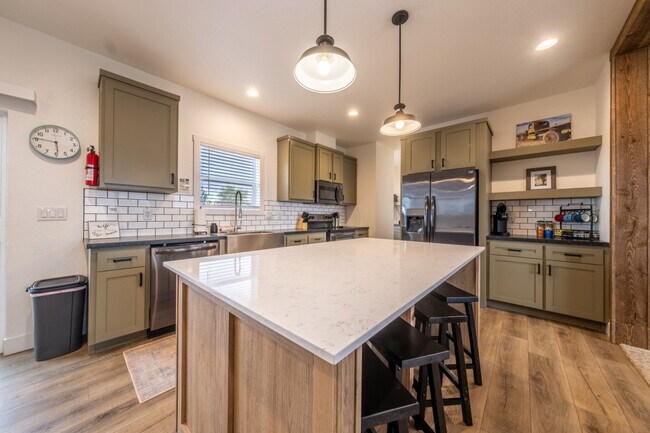 Building Photo - 523 W Vance Dr