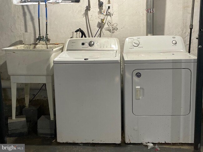 Building Photo - 428 Paxson Ave