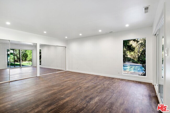 Building Photo - 3151 Oakdell Ln