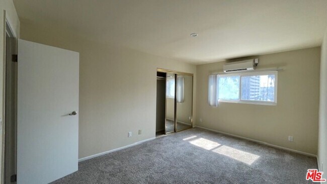 Building Photo - 545 S Manhattan Pl