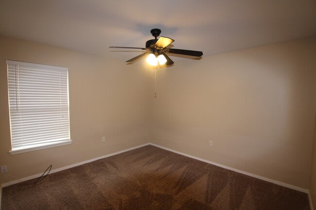 Building Photo - COMING SOON-Spacious 3 Bedroom in Whitehouse!