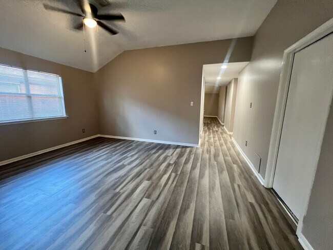 Building Photo - For Lease | 3 Bed, 2 Bath | 1,924 Sq Ft | ...