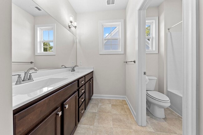 Building Photo - 5 bedroom 3.5 bath home in desired community