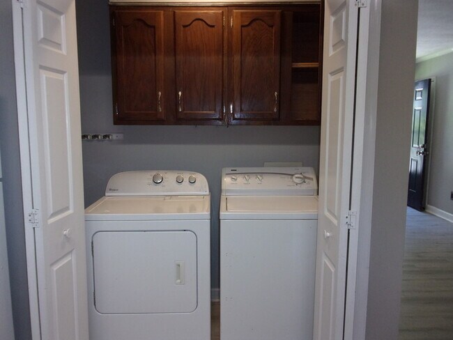 Building Photo - 589 Cedarvilla Dr