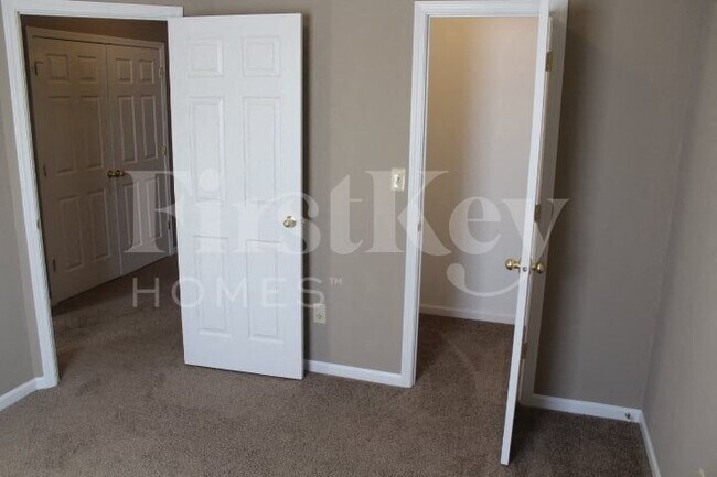 Building Photo - 10 S Burkhart Dr