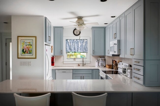 Building Photo - 1 Bedroom 1 Bathroom Furnished Second Floor Direct Ocean View Condo Lease dates: 5/1/2026 - 12/31...