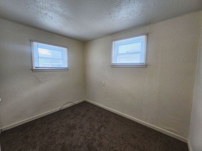 Building Photo - 2 Bedroom Apartment