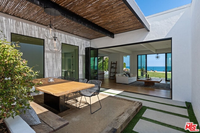 Building Photo - 28926 Cliffside Dr