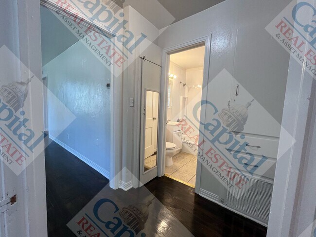 Building Photo - Cute 2 Bedroom with Detached Garage