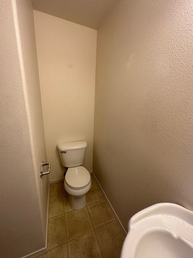 Building Photo - Spacious 2 bed/2.5 bath with bonus room townhome off Road 68