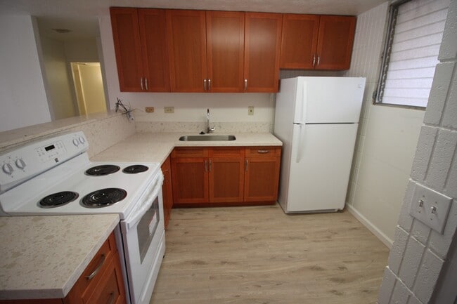Building Photo - 2 bed, 1 bath, 1 parking Unit available in...