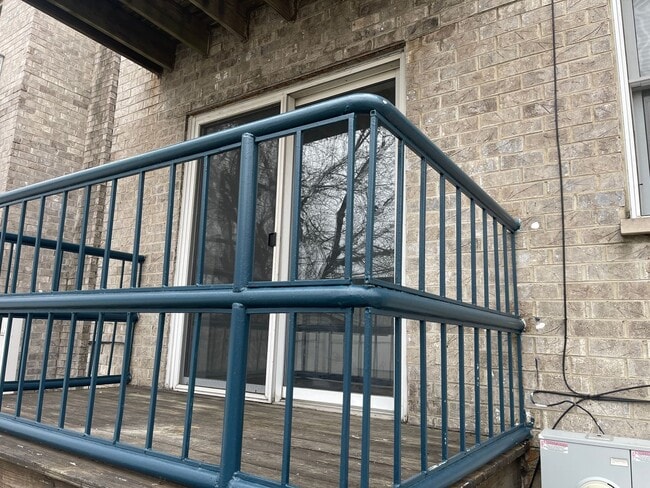 Building Photo - 6524 W Diversey Ave