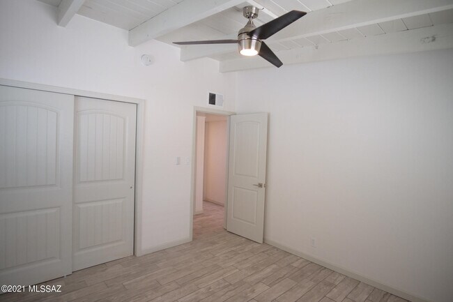Building Photo - 919 N Catalina Ave