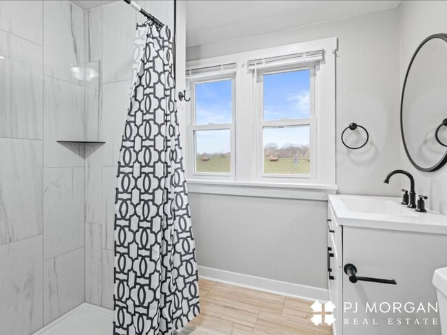 Building Photo - 3 bedroom 2 bath house in midtown! RENTAL ...
