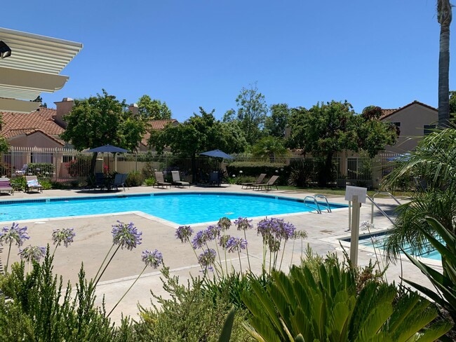 Building Photo - Eastlake : 2 bed, 2.5 bath vaulted ceiling...