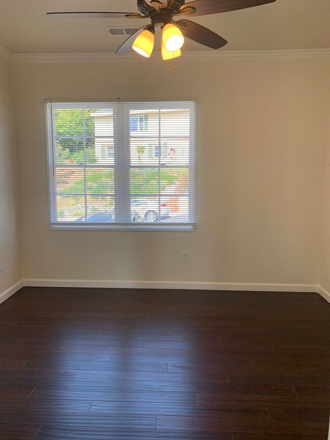 Building Photo - 4740 Hillcrest Ave