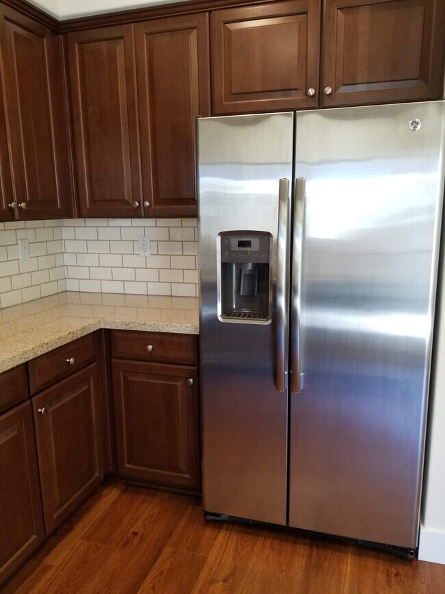 Building Photo - ALMOST NEW, SUPER CLEAN 2 BED, 2.5 BATHS, WOOD FLOORS, STAINLESS STEEL APPLIANCES, CLUBHOUSE WITH...