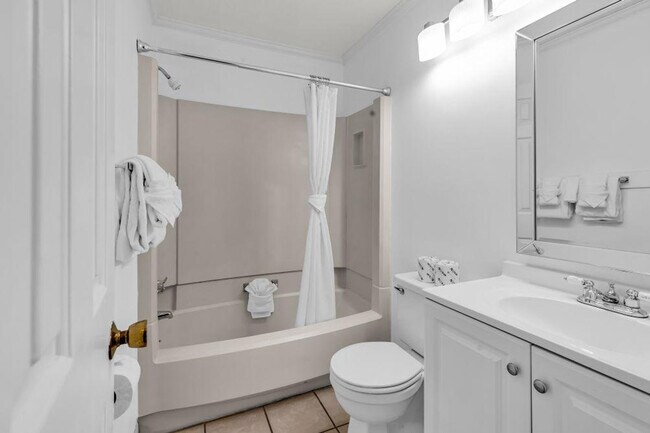 Building Photo - 828 Oxbow Dr