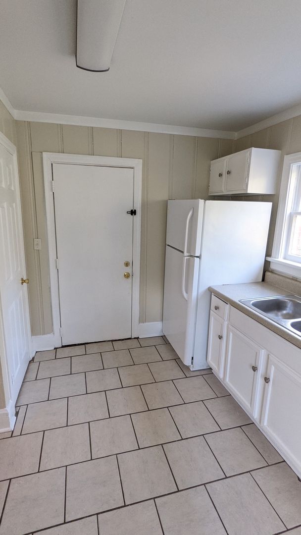 Building Photo - LOCATION ! Washer/Dryer Included 2 Bedroom