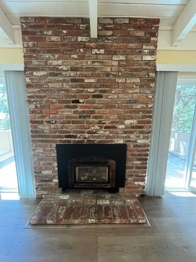 Building Photo - Available Now! 4 bedroom, 2.5 bath unit
