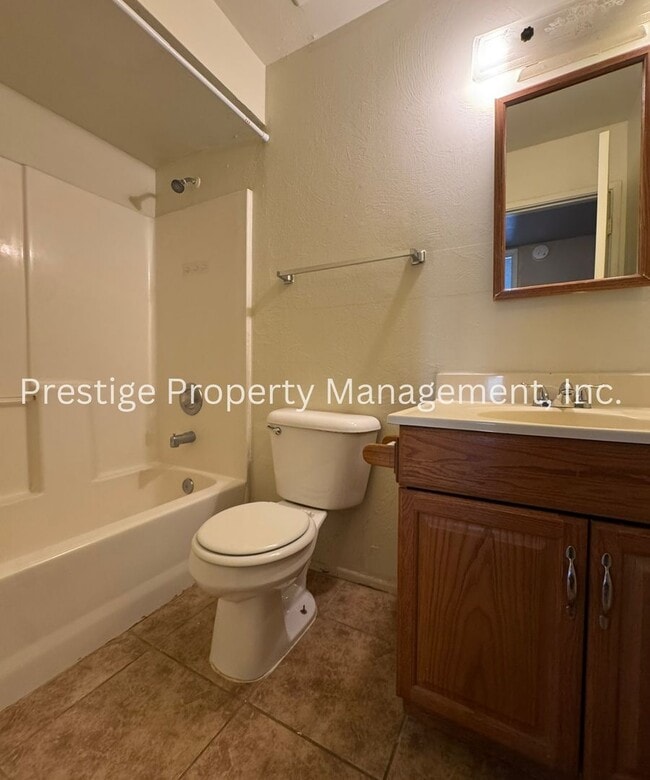 Building Photo - Check Out This 3/2 South-East Side Charmer!