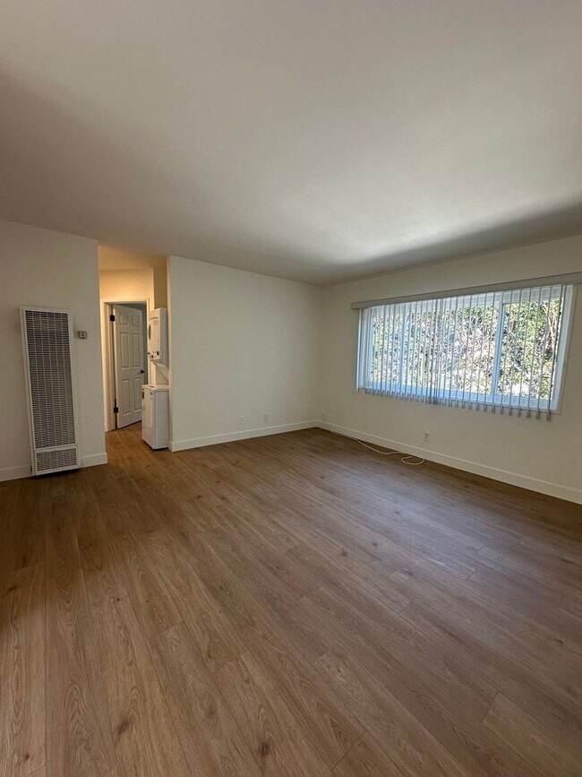 Building Photo - 2 Bed 1 Bath in the Beautiful Redondo Beac...
