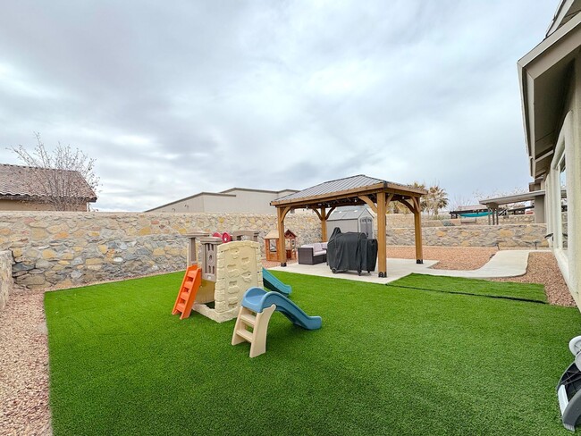 Building Photo - East El Paso 4 bed Refrig A/C Home!