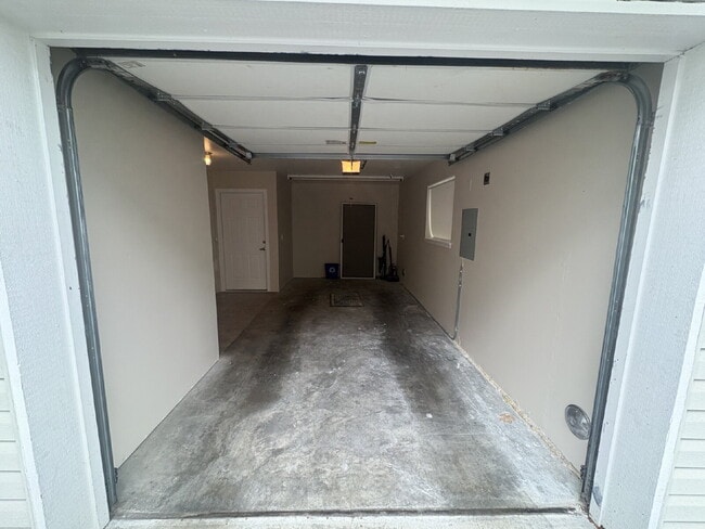 Building Photo - Bright, Spacious Townhome with Stylish Upgrades in Pinehurst/Roosevelt