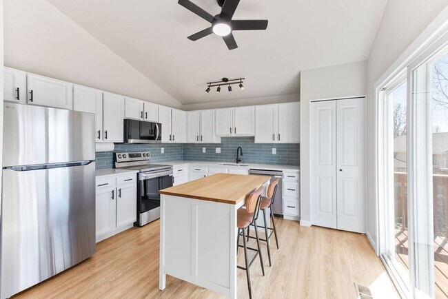 Building Photo - 4 Bedroom 2 Bathroom Large Yard in South West Fort Collins