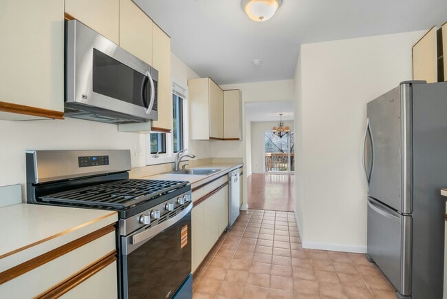 Building Photo - 1 Spring Pond Dr