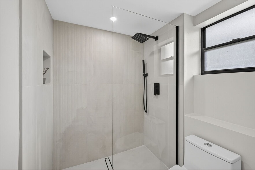 master shower - 261 Deer Creek Blvd