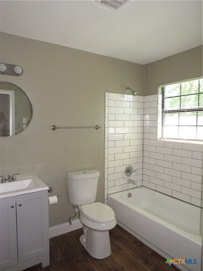 Building Photo - 504 McArthur Dr