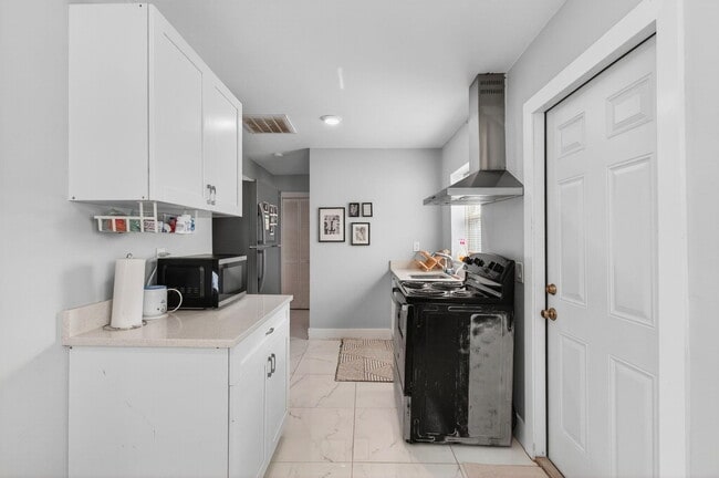 Building Photo - 614 N E St