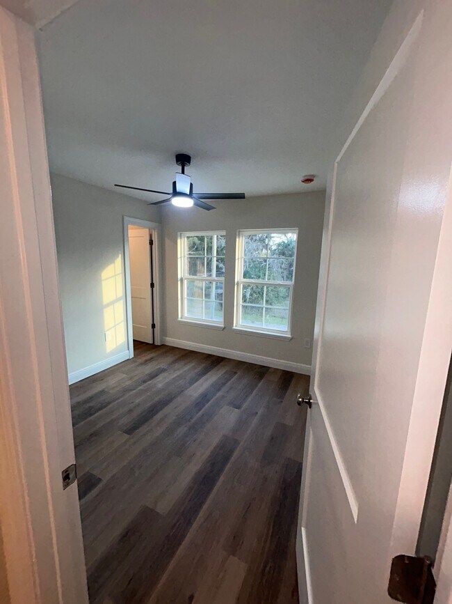 Building Photo - 206 W Fox St