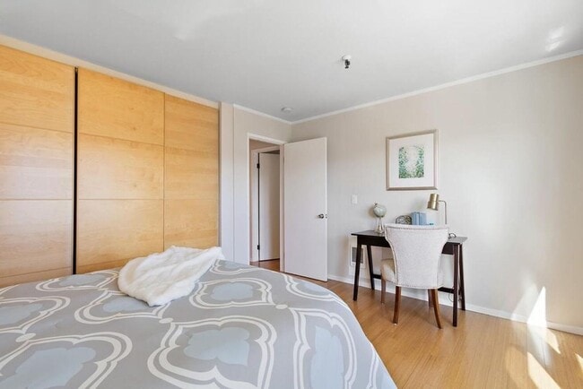 Building Photo - Updated Condo Steps from Lake Merritt with Parking and Utilities Included