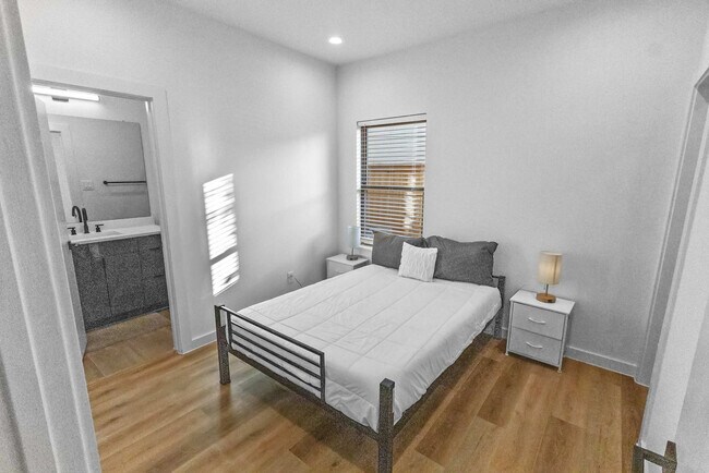 Building Photo - 6742 Peerless St