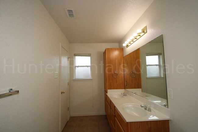 Building Photo - Rent Me Now!