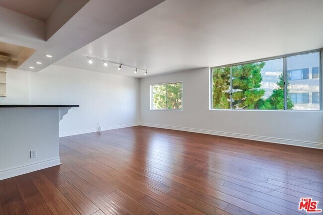 Building Photo - 435 N Oakhurst Dr