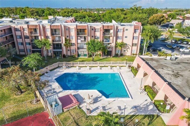 Building Photo - 13715 Kendale Lakes Cir