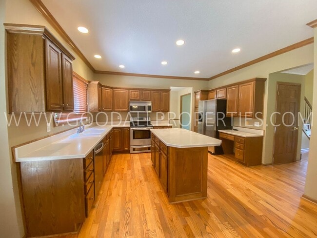 Building Photo - Executive Home - 4 Bedroom, 3.5 Bathroom in Country Club Neighborhood with Finished Basement