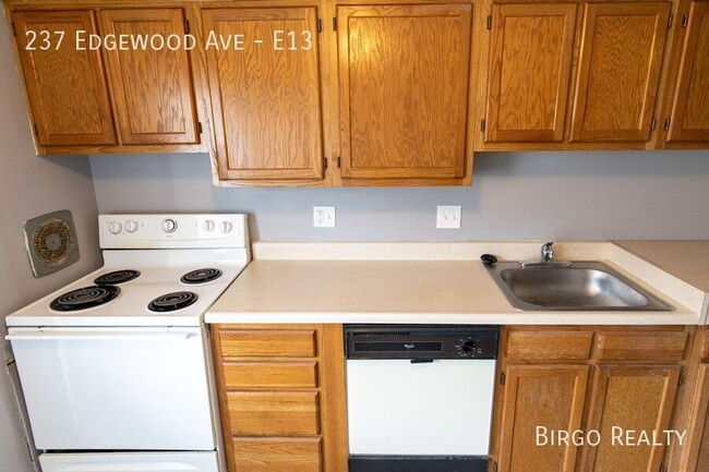 Building Photo - 2 Bedroom Apartment in Pittsburgh! Great L...